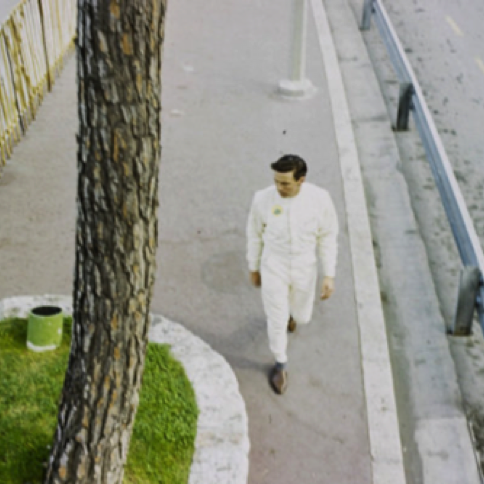 Après son abandon sur panne mécanique, Jim revient au stand à pied
...